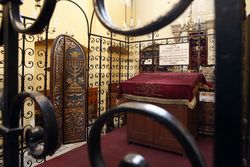 Bima - centralne miejsce synagogi to podium lub podwyższenie, na którym stoi pulpit do czytania Tory